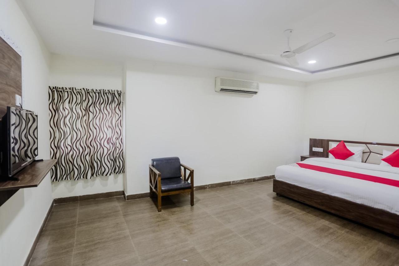 Oyo 63134 Hotel Red Queen Raigarh Bagian luar foto